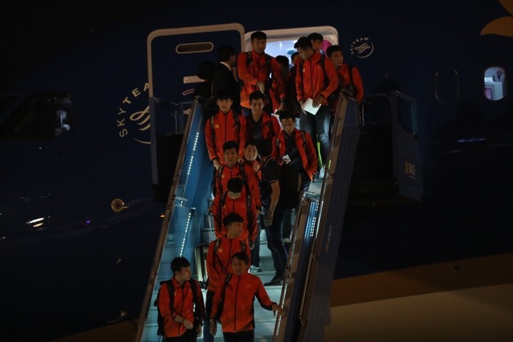 Đúng 19h15, đội tuyển U22 Việt Nam đã đáp chuyến bay từ Philippines về tới sân bay Nội Bài (Hà Nội).