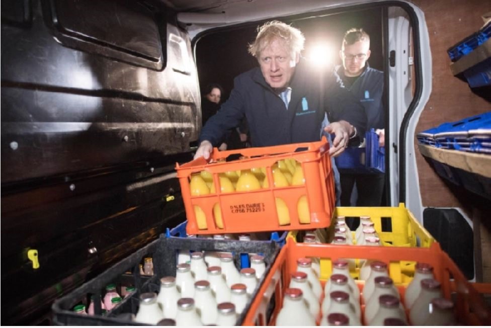 Thủ tướng Anh vận chuyển các bình sữa. Ảnh: PA.