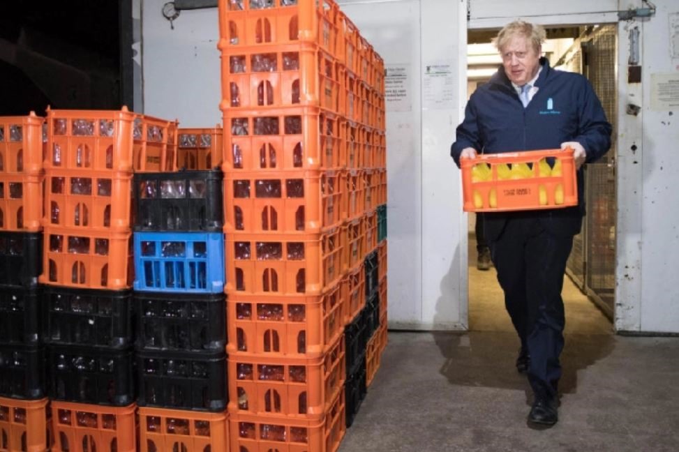 Một số hình ảnh Thủ tướng Boris Johnson đi giao sữa sáng ngày 11.12. Ảnh: PA.