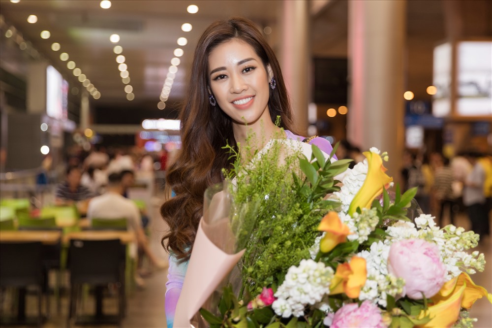 Đặc biệt, Hoa hậu Khánh Vân cũng có mặt ở sân bay sau khi kết thúc một ngày làm việc với lịch trình dày đặc. Ảnh: Thành Nguyễn.