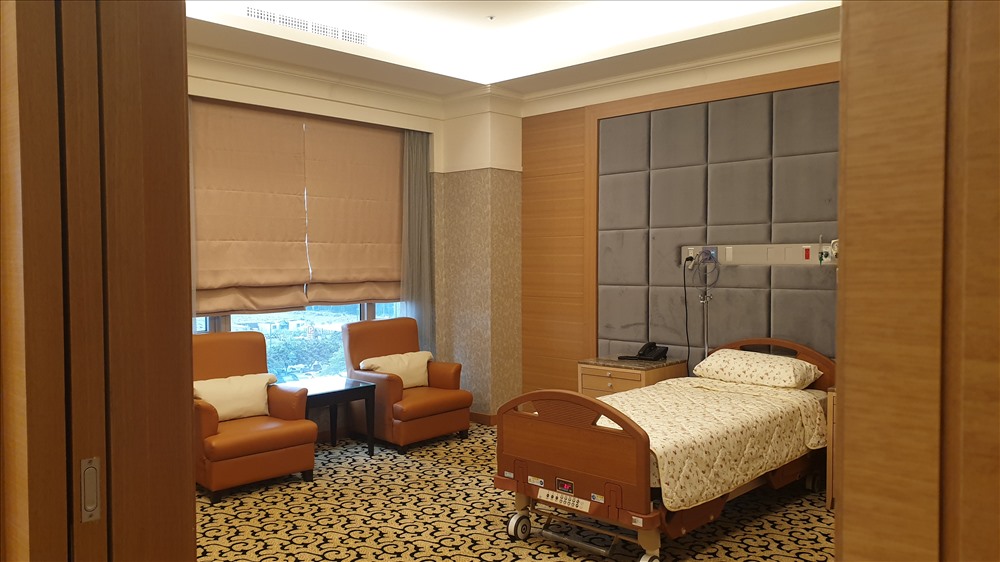 Một giường bệnh dịch vụ, đầy đủ tiện nghi theo yêu cầu của bệnh nhân tại bệnh viện E-da (Cao Hùng, Đài Loan, Trung Quốc).