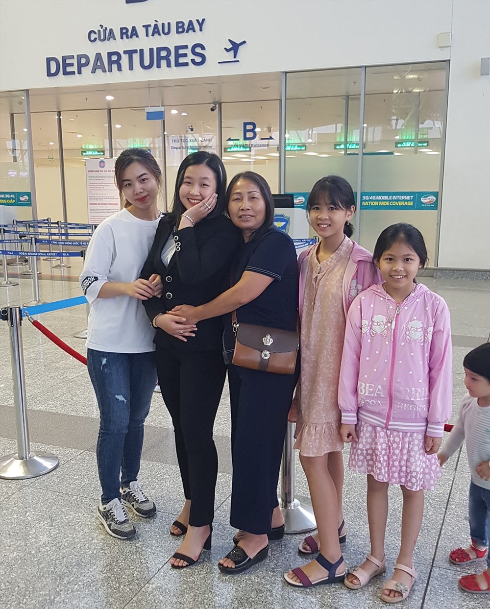 Trang cùng gia đình trong ngày lên máy bay sang Nhật du học. Ảnh: NVCC
