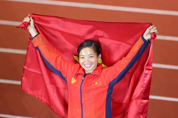 Cô gái nhỏ nhắn người Bắc Giang giành 3 tấm huy chương vàng cho điền kinh Việt Nam. Khoảnh khắc Oanh gục xuống đường chạy sau khi giành vàng chắc chắn sẽ là một trong những hình ảnh biểu tượng của thể thao Việt Nam ở kì đại hội trên đất Philippines. Ảnh:N.Mai