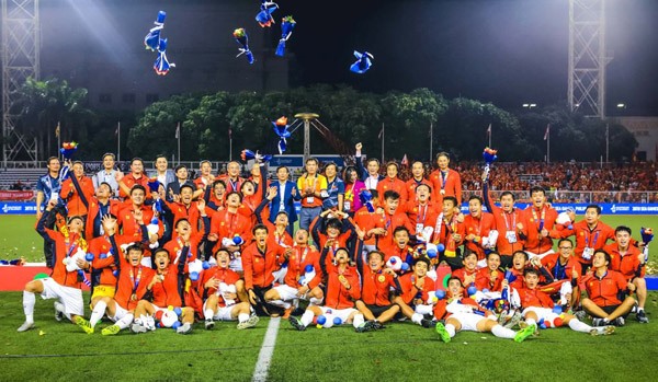 Sau nhiều năm chờ đợi, bóng đá nam Việt Nam đã mang về tấm huy chương vàng lịch sử. Thầy trò HLV Park Hang Seo đã hiện thực hóa giấc mơ của gần 100 triệu trái tim người hâm mộ bằng chiến thắng thuyết phục 3-0 trước U22 Indonesia. Ảnh:DP