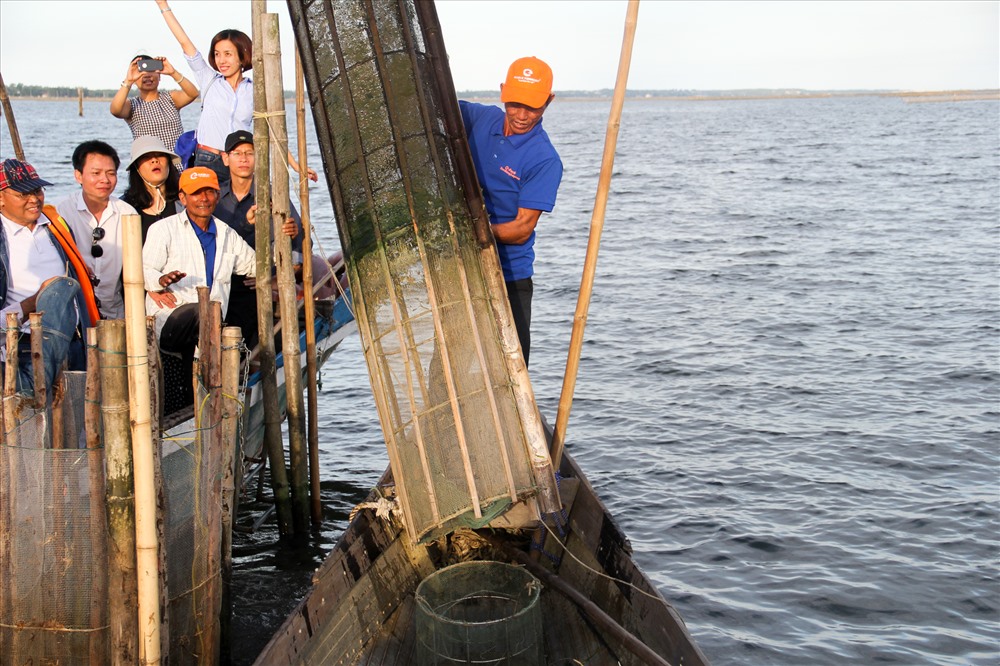 Hiện, đã có nhiều tour cho du khách trực tiếp trải nghiệm, thưởng thức sản vật từ hệ đầm phá Tam Giang rất hấp dẫn.