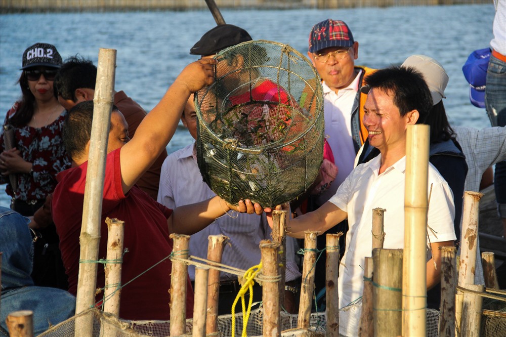 Hiện, đã có nhiều tour cho du khách trực tiếp trải nghiệm, thưởng thức sản vật từ hệ đầm phá Tam Giang rất hấp dẫn.