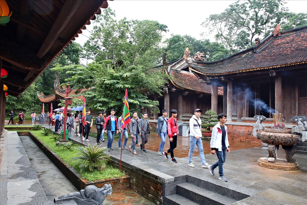 Hàng năm có rất đông du khách đến viếng điện Lam Kinh và tham quan thắng cảnh.
