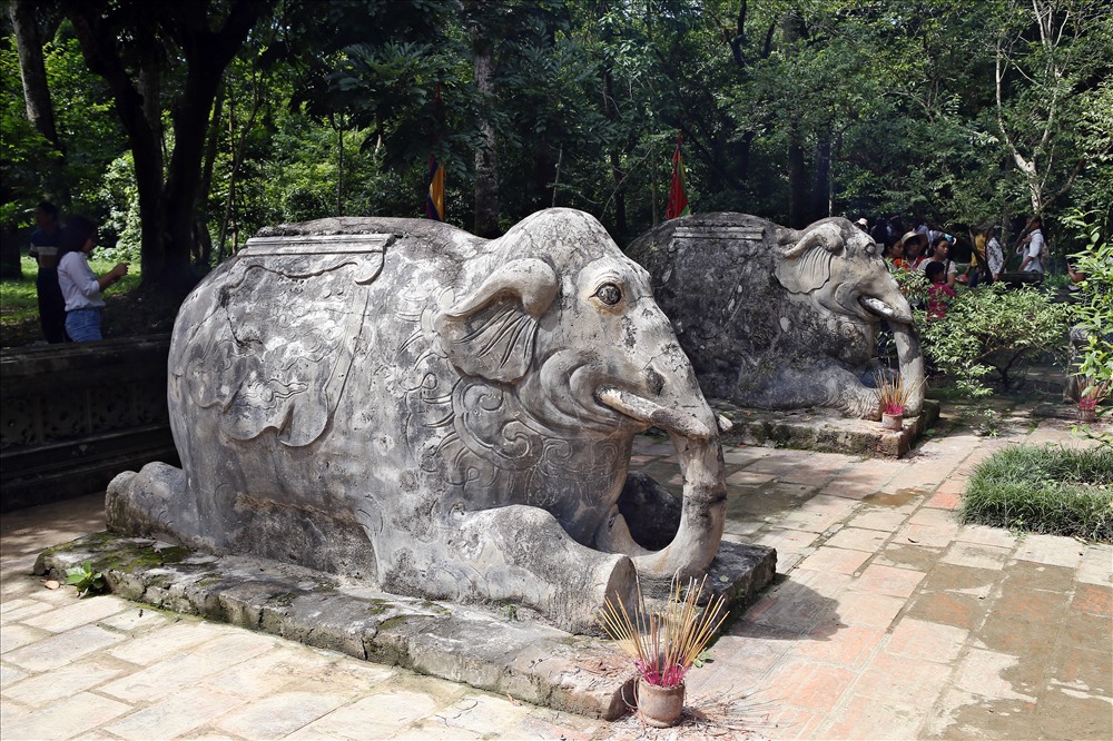 Hai bên lăng mộ vua Lê Thái Tổ là 2 cặp voi đá có niên đại hàng trăm năm, vẫn giữ được gần như nguyên bản.