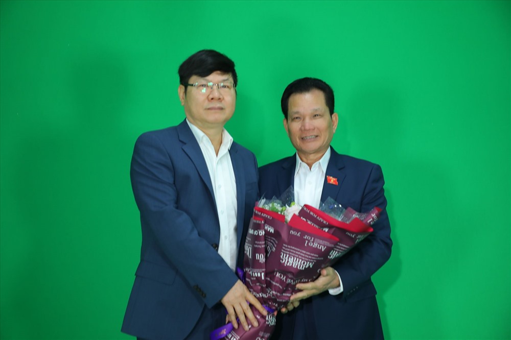 Phó Tổng Biên tập Báo Lao Động Nguyễn Đình Chúc tặng hoa ông Bùi Sỹ Lợi.
