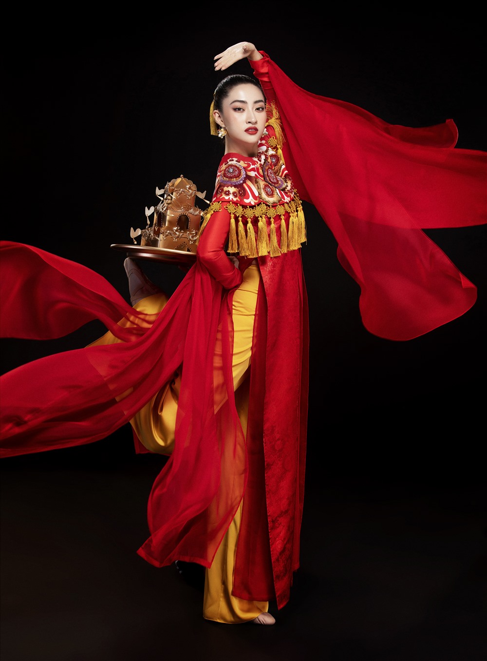 Bên cạnh bài múa được chuẩn bị kỹ càng, Hoa hậu Lương Thuỳ Linh còn lựa chọn bộ trang phục đặc sắc mang đậm dấu ấn văn hoá Việt Nam nhằm mang lại màn trình diễn ấn tượng với bạn bè quốc tế. Ảnh: Lê Thiện Viễn.