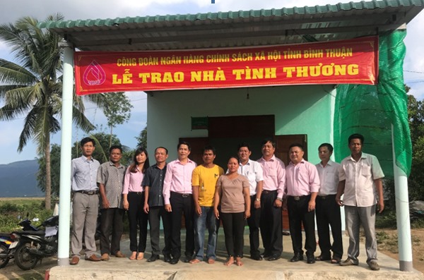 Công đoàn cơ sở NHCSXH tỉnh Bình Thuận bàn giao Nhà tình thương cho gia đình anh Mang Luỗng Gia.