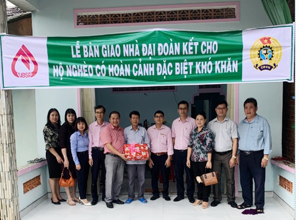 Công đoàn cơ sở NHCSXH tỉnh và Ủy ban MTTQ tỉnh Quảng Ngãi bàn giao nhà cho hộ nghèo tại huyện Trà Bồng.