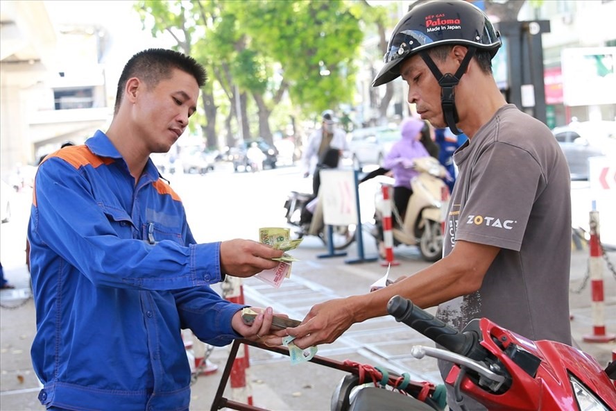 Doanh nghiệp muốn bỏ Quỹ bình ổn xăng dầu, nhưng Bộ Công Thương quyết giữ. Ảnh minh họa/Hải Nguyễn