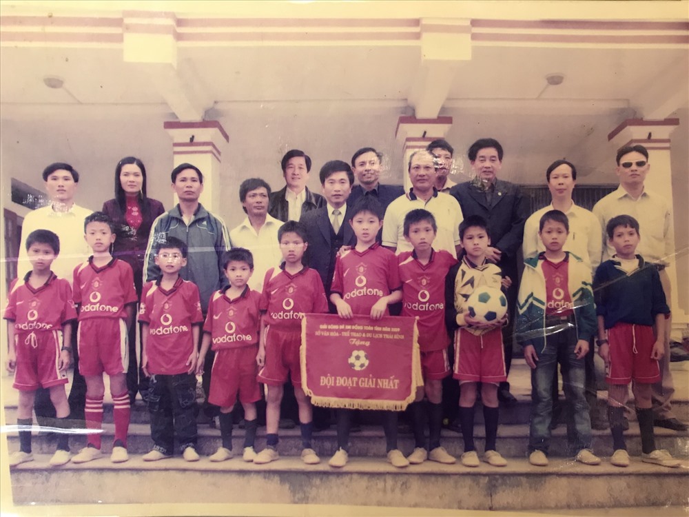 Đoàn Văn Hậu (hàng dưới, thứ 4 từ phải sang) chụp cùng đội bóng thiếu nhi huyện Hưng Hà, Thái Bình tại giải nhi đồng toàn tỉnh năm 2009. Ảnh PV