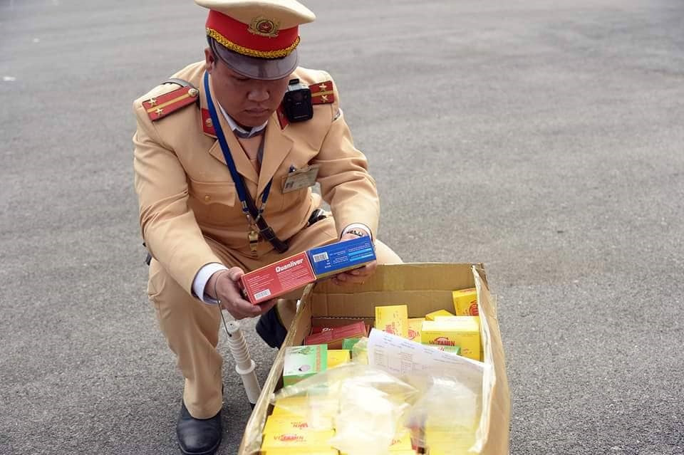 Một cán bộ thuộc Đội Cảnh sát giao thông số 1 (Cục Cảnh sát giao thông) tiến hành kiểm tra thùng hàng sai phạm. Ảnh: CACC