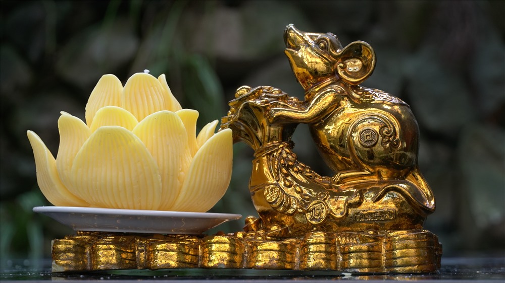 Các mẫu nến thờ hình Chuột đa dạng về kích thước, kiểu dáng với màu vàng bắt mắt có giá cả phong phú dao động từ 400.000 đồng đến 450.000 đồng/ bộ sản phẩm.