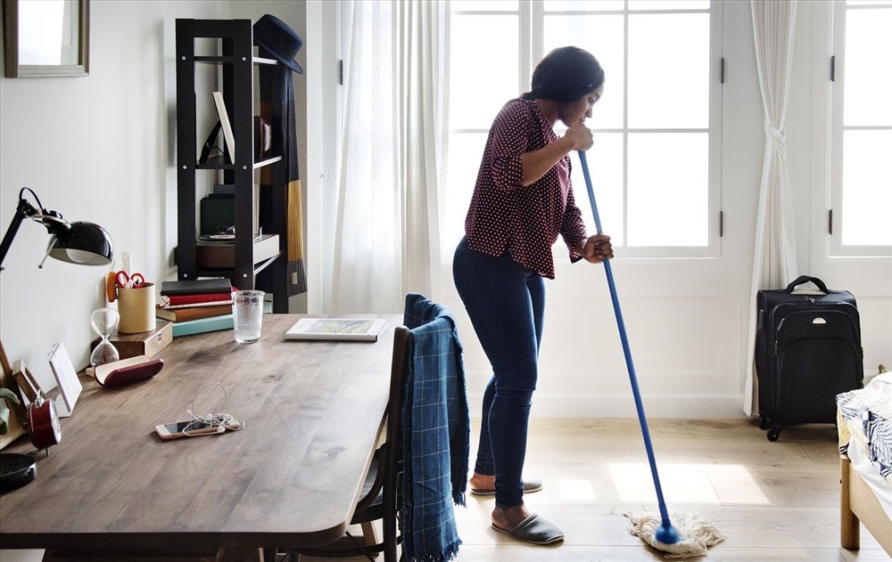Cặm cụi làm việc nhà một mình sẽ gây ra vất vả cho người vợ.