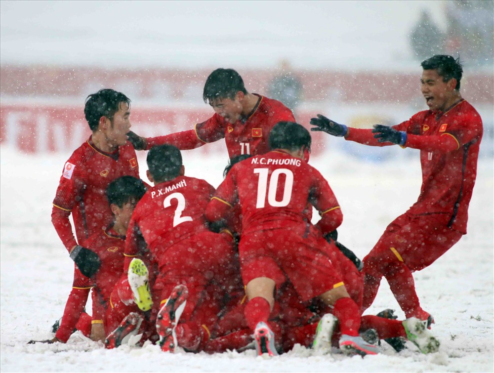U23 Việt Nam ăn mừng bàn thắng của Quang Hải. Ảnh: H.P