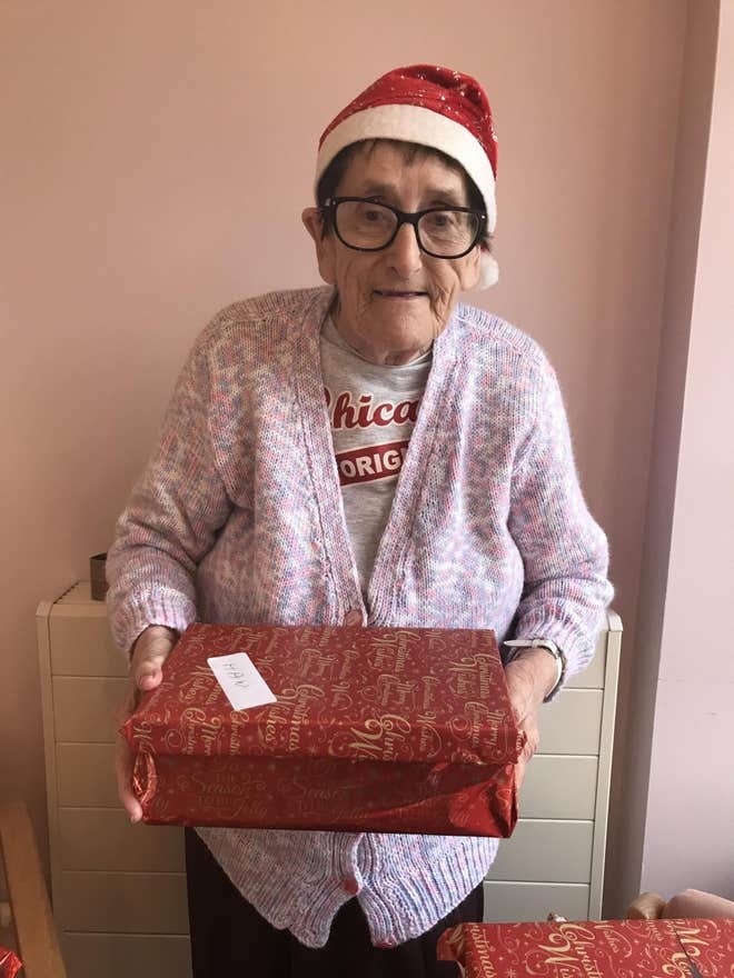 Cụ bà 80 tuổi gói 500 hộp quà trong vòng 1 năm. Ảnh: Independent.