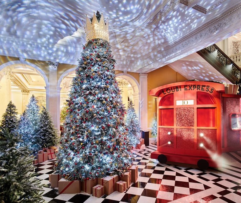 Cây thông Giáng sinh 2019 tại khách sạn 5 sao xa hoa Claridge tại London, Anh. Cây thông được Christian Louboutin trang trí với hình ảnh chuyến tàu kỳ nghỉ Loubi Express có 4 bàn bên trong, nơi khách có thể bước vào và được phục vụ champagne. Ảnh: T&C.