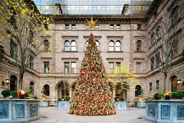 Khách sạn sang trọng Lotte New York Palace trang trí cây thông Giáng sinh cao 9m ở sân trước với những đồ trang trí đỏ và vàng cùng một ngôi sao vàng trên đỉnh. Ảnh: T&C.