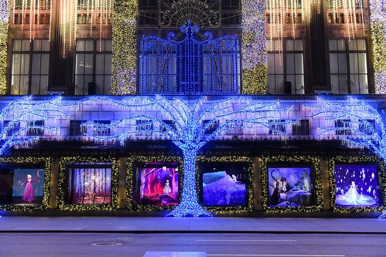 Cửa hàng bách hóa huyền thoại Saks Fifth Avenue, Mỹ hợp tác với Disney để thiết kế trang trí Giáng sinh lấy cảm hứng từ bộ phim hoạt hình Frozen 2. Sáu khung cửa sổ được lấy từ khung cảnh trong phim ra đời thật, mô phỏng những khoảnh khắc của nhân vật Elsa và Anna trong phim. Ảnh: T&C.