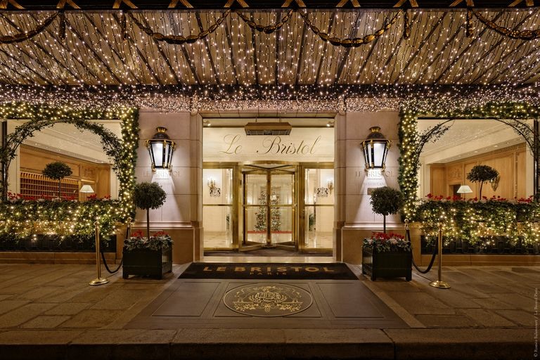 Khách sạn lịch sử Le Bristol Paris ở trung tâm thủ đô của Pháp có màn trang hoàng rực rỡ đón Giáng sinh với những cây Giáng sinh được phủ đầy pha lê Baccarat. Ảnh: T&C.