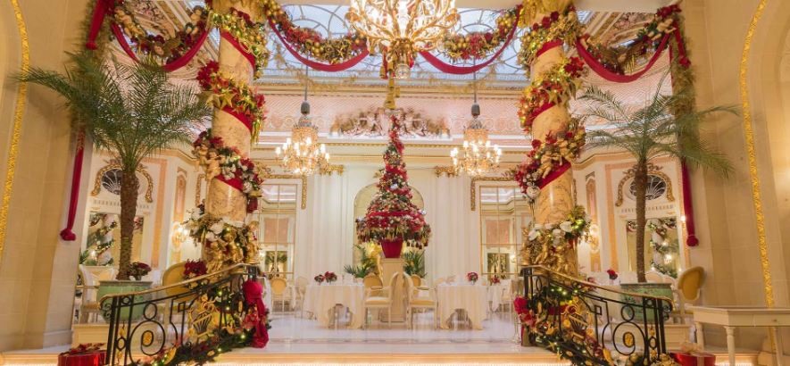 Khách sạn Ritz, London đặt cây thông cao tới 7m ở trung tâm và trang trí 6.500 đèn, quà Giáng sinh cùng với đó là những dải màu đỏ cỡ lớn cùng những món đồ trang trí cỡ quả bóng đá. Hành lang chính của khách sạn cũng được trang hoàng với cây, những dải ruy băng tráng trí và hoa cắm tinh tế. Ảnh: Ritz.