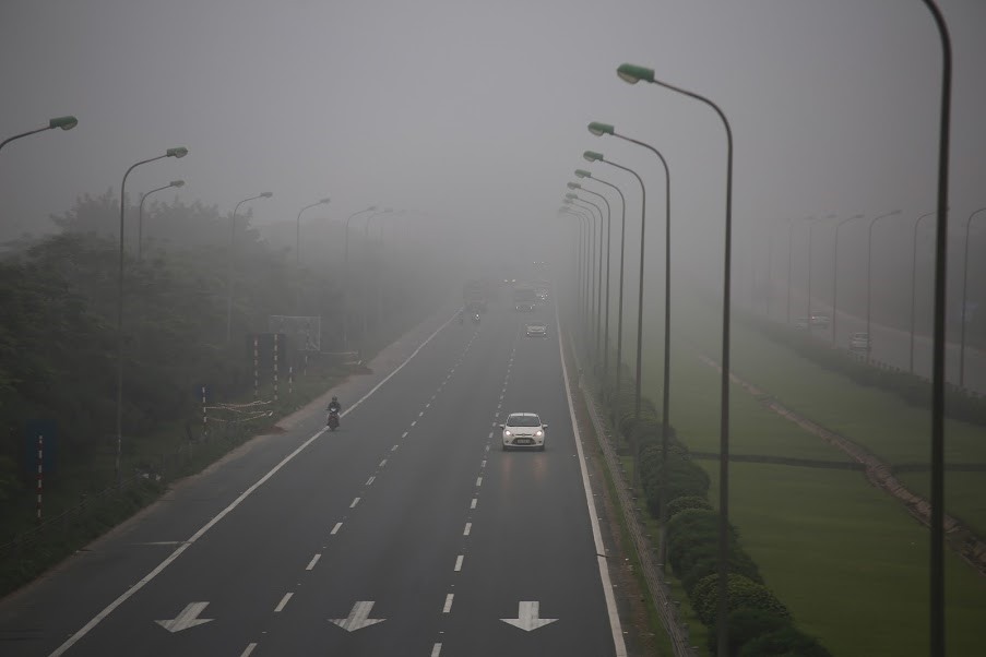 Từ sáng đến trưa 14.12, thủ đô Hà Nội xuất hiện sương mù dày đặc.