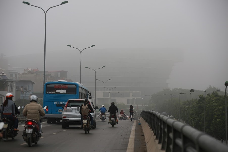 Ghi nhận của phóng viên Lao Động, hi nhận tại khu vực phía Tây nam Hà Nội, hầu hết các tòa nhà cao tầng đều bị sương mù bao phủ. Các tuyến đường cũng bị ảnh hưởng rất nhiều, khi tầm nhìn của người tham gia giao thông bị hạn c