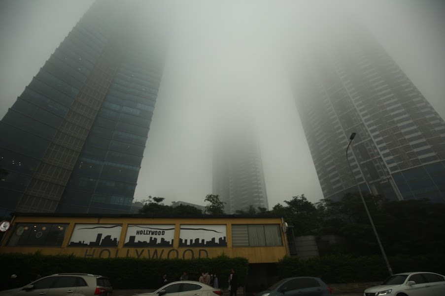 12h trưa, các tòa nhà cao tầng như Lotte vẫn chìm trong sương dày đặc.