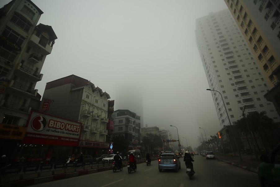 12h trưa, các tòa nhà cao tầng như Lotte vẫn chìm trong sương dày đặc.