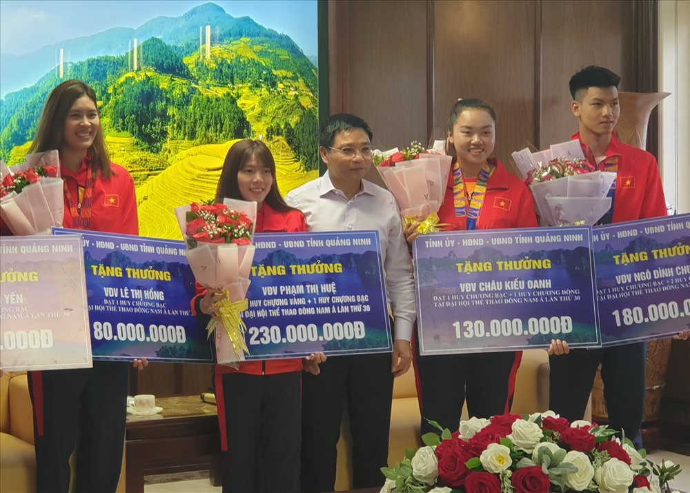 Chủ tịch UBND tỉnh Quảng Ninh Nguyễn Văn Thắng trao tiền thưởng cho các VĐV đạt thành tích cao tại SEA Games 30. Ảnh: Nguyễn Hùng