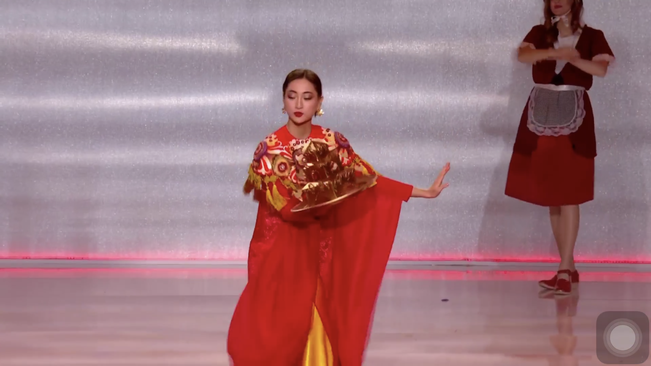 Đại diện Việt Nam trong phần thi “Dance of the World“. Ảnh: CMH.