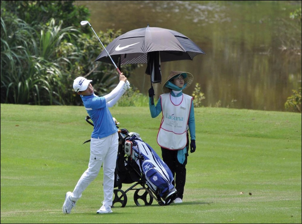 Khách chơi golf ở Laguna Golf Lăng Cô. Ảnh: Laguna Golf Lăng Cô.