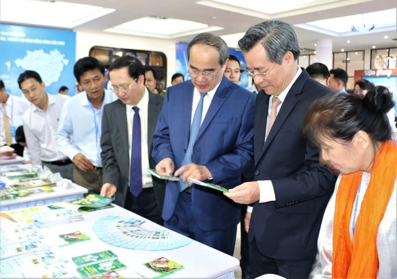 Lãnh đạo Thành phố HCM cùng lãnh đạo các tỉnh, thành ĐBSCL tham quan gian hàng trưng bày sản phẩm du lịch ĐBSCL (ảnh Nhật Hồ)