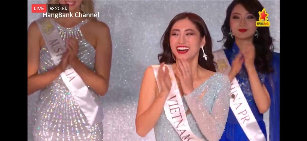 Lương Thuỳ Linh xúc động khi được gọi tên cho top 12 Miss World 2019. Ảnh: CMH.