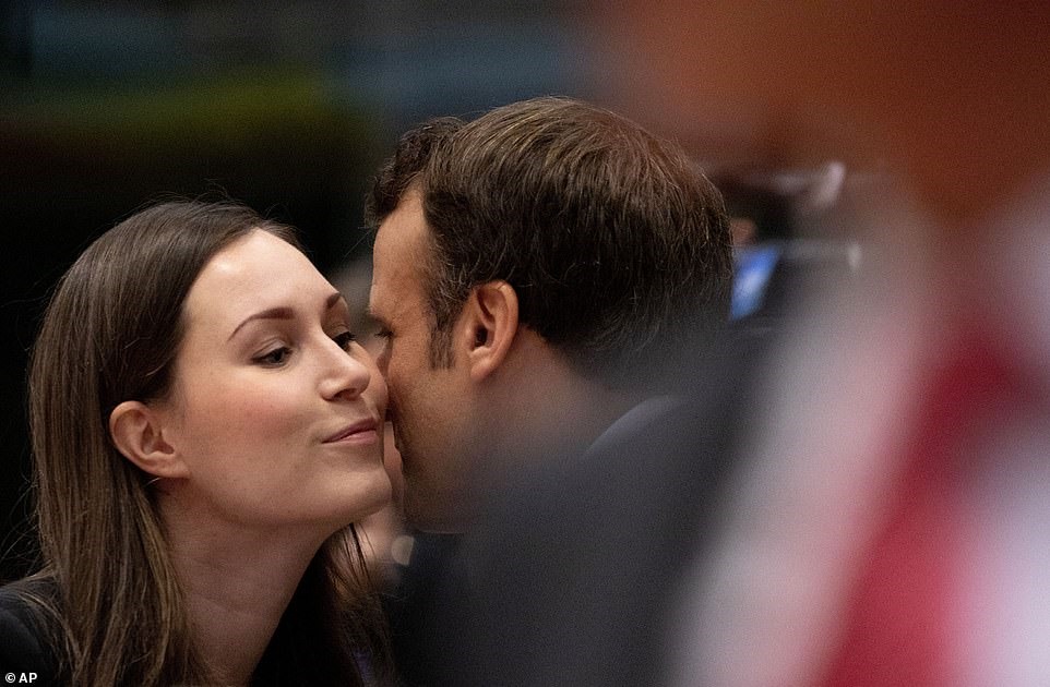 Ông Emmanuel Macron, 41 tuổi và nữ thủ tướng Phần Lan Sana Marin, 34 tuổi  lần đầu tiên gặp gỡ hôm 12.11 tại hội nghị thượng đỉnh ở Brussels, Bỉ.