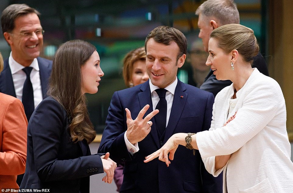 Có thể thấy tổng thống Pháp và nữ thủ tướng Phần Lan nhanh chóng kết bạn rất nhanh và rất thoải mái trò chuyện vui vẻ.