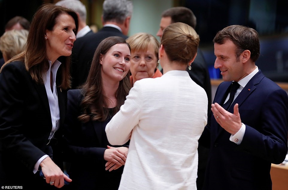 Bà Sanna Marin cũng nhanh chóng có những kết nối trao đổi với nhiều chính trị gia khác như Thủ tướng Đức Angela Merkel, Tổng thống Romania Klaus Iohannis, nữ Thủ tướng Đan Mạch Mette Frederiksen và Thủ tướng Bỉ Sophie Wilmes tại sảnh của tòa nhà Europa.