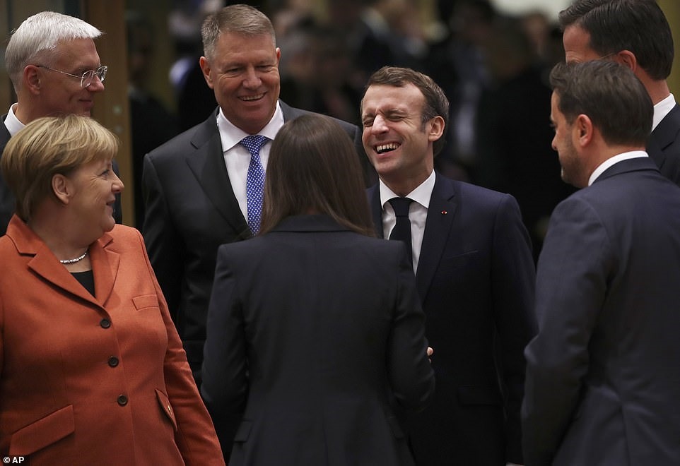 Ông Macron dường như đang chia sẻ khoảnh khắc hài hước với bà Marin, người đang quay lưng lại phía ống kính máy ảnh trong cuộc trao đổi.