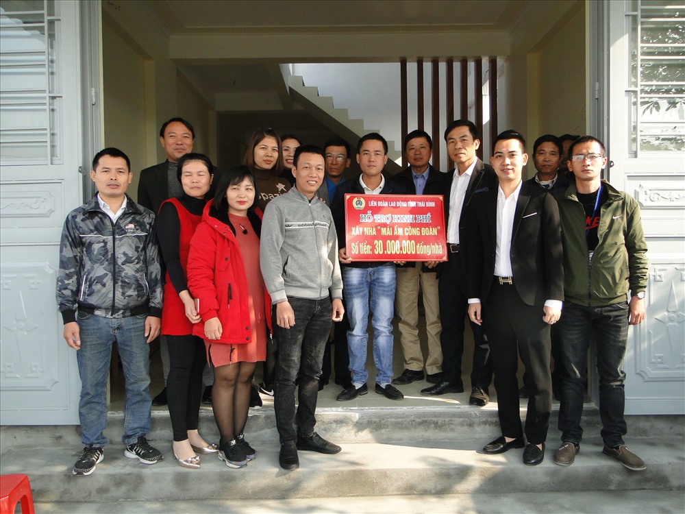 Mọi người chúc mừng đoàn viên Nguyễn Văn Giáp trong buổi khánh thành nhà.