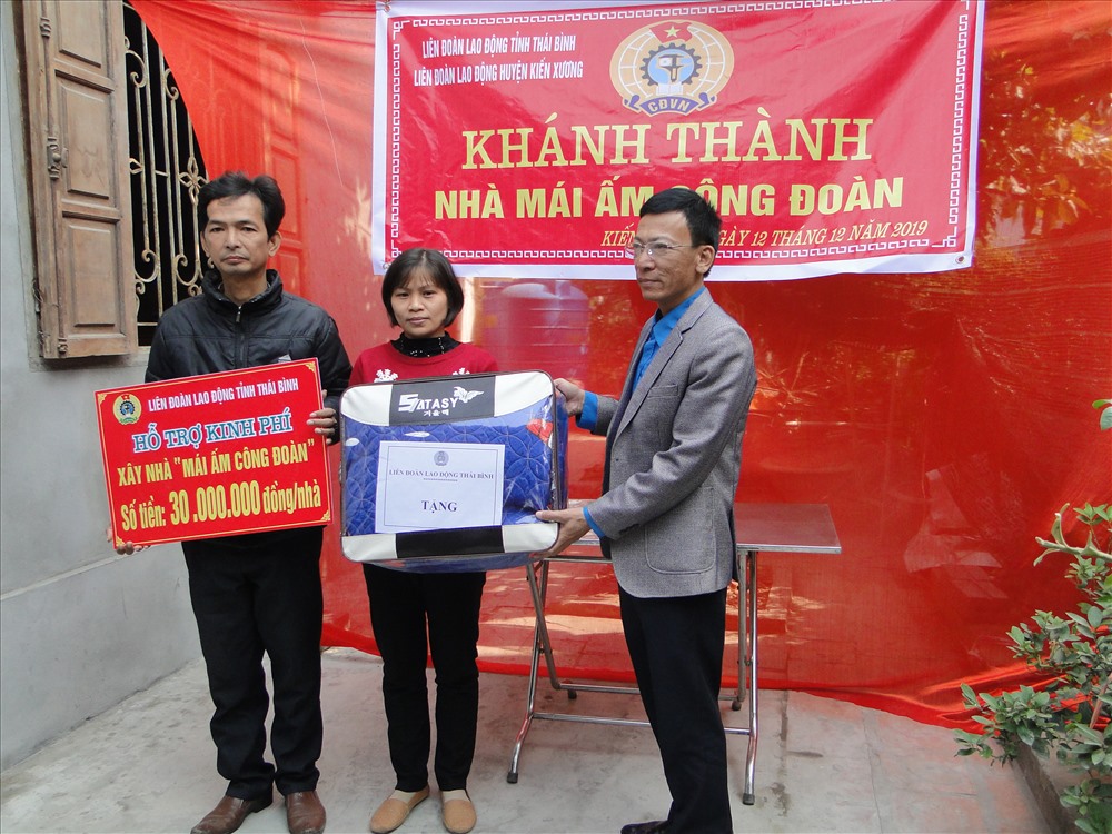 Đồng chí Nguyễn Thanh Bình – Phó chủ tịch Liên đoàn Lao động tỉnh trao kinh phí hỗ trợ cho đoàn viên Vũ Thị Thu.
