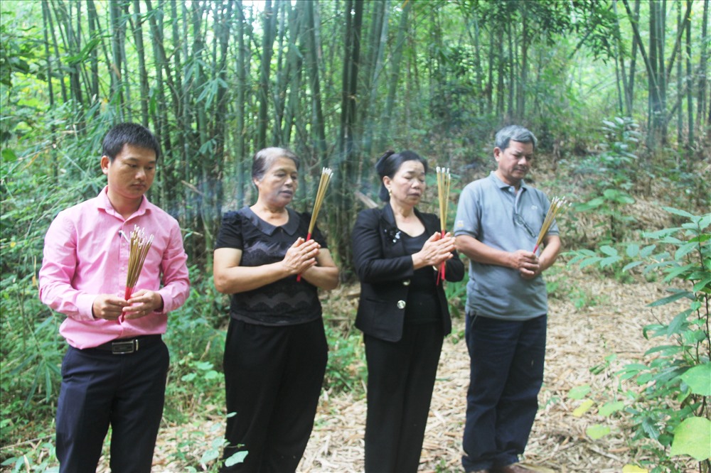 Trước mộ công nhân giao thông Nguyễn Thị Thái đã bỏ mình khi làm nhiệm vụ Ảnh: Nguyễn Trường