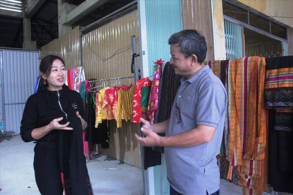 Chị Hà Thị Út (dân tộc Thái) ở chợ biên giới cửa khẩu Tén Tằn đang giới thiệu về chiếc khăn Piêu của dân tộc mình Ảnh: Nguyễn Trường
