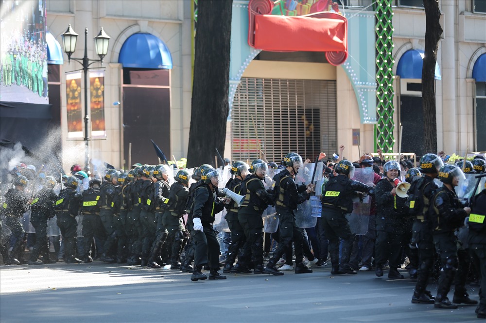 Tình huống giả định các đối tượng tụ tập hò hét, cầm gậy gộc, sơn đỏ…gây rối trật tự công cộng ở trung tâm thành phố. Liên tục tấn công vào lực lượng Cảnh sát bảo vệ