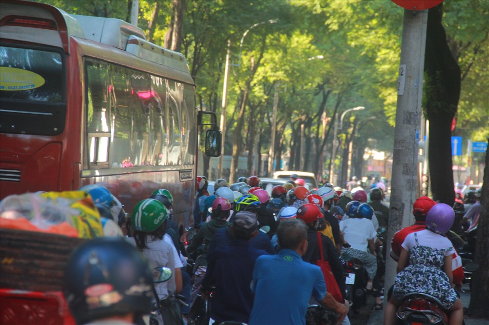 Do cấm đường  ở khu vực trung tâm thành phố để phục vụ công tác diễn tập nên gây ra tình trạng ùn tắc kéo dài ở các tuyến đường xung quanh như Nam Kì Khởi Nghĩa, Nguyễn Du,...