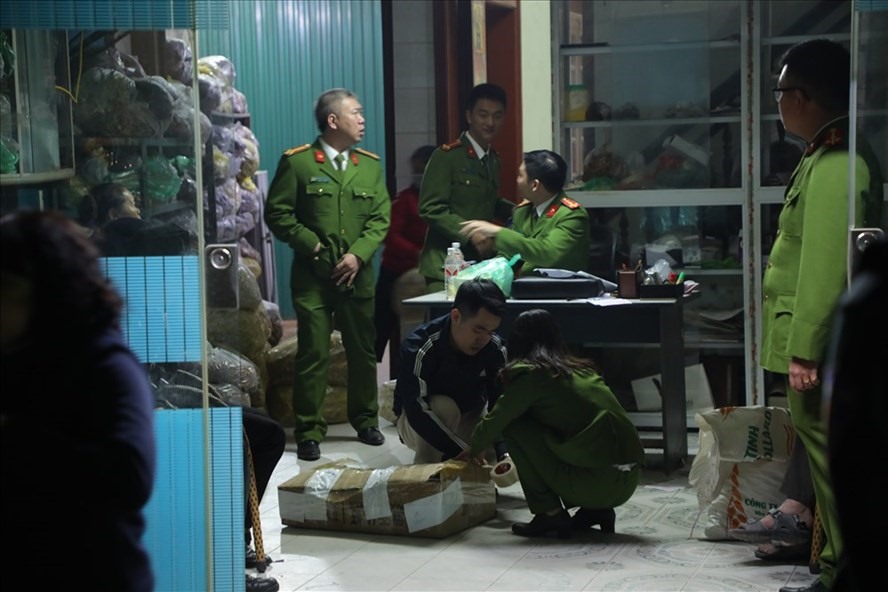 Cơ quan công an khám xét nhiều kho hàng dược liệu nhập lậu ở xã Ninh Hiệp (huyện Gia Lâm, Hà Nội). Ảnh: Cường Ngô