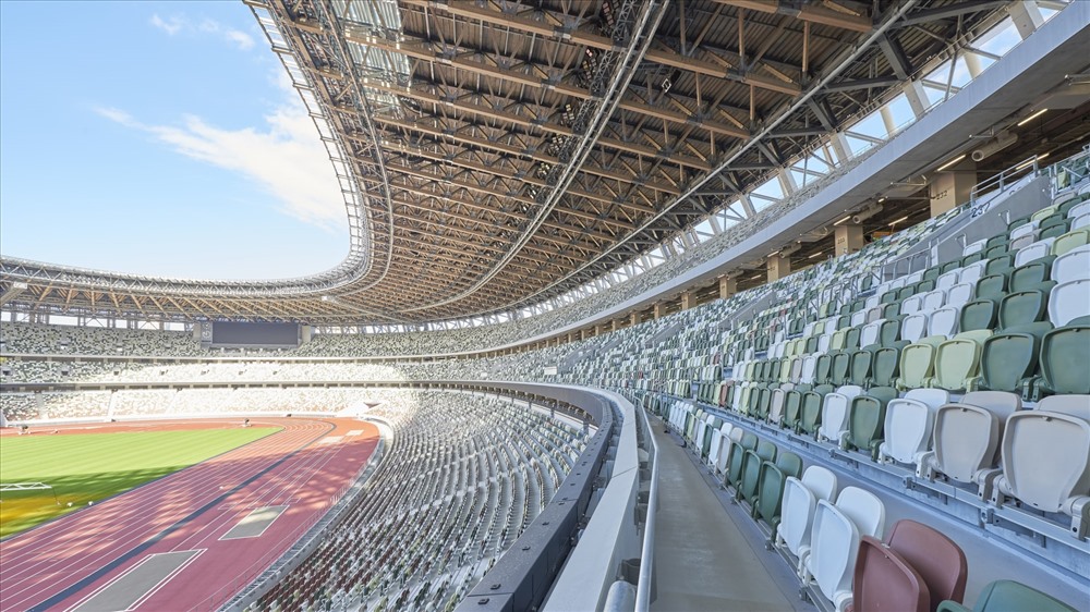 Sân vận động cũng được hạ xuống độ cao 47m so với thiết kế ban đầu là 70 mét. Ảnh: