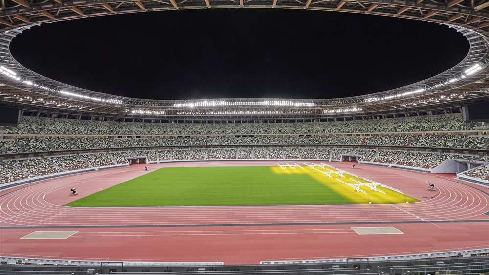 Sân vận động với sức chứa 68.000 người có các mái che mưa nắng và giúp hút gió vào bên trong. Ngoài ra còn có 8 thiết bị phun sương, 185 quạt và 16 phòng điều hoà. Ảnh: Tokyo Sport Council